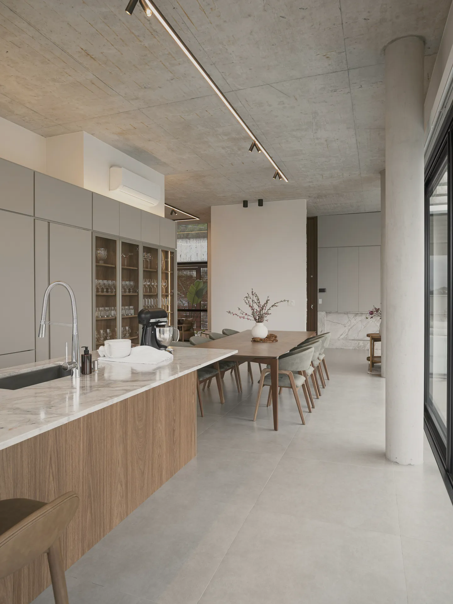 The kitchen and dining area